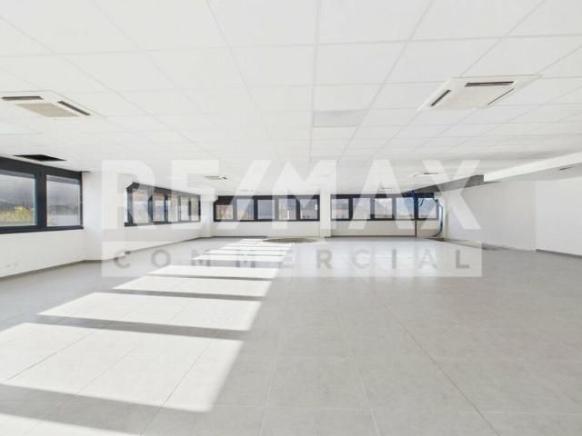 Elegante immobile commerciale con spazio per uffici