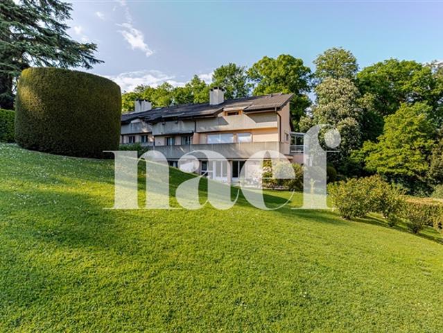Elegantes Doppelhaus mit doppelter Höhe und bewaldetem Park in einer prestigeträchtigen Residenz
