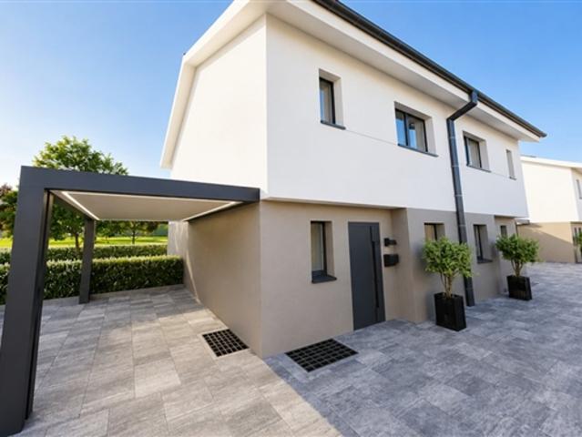 Elegantes Doppelhaus mit privatem Garten, Terrasse und Carport