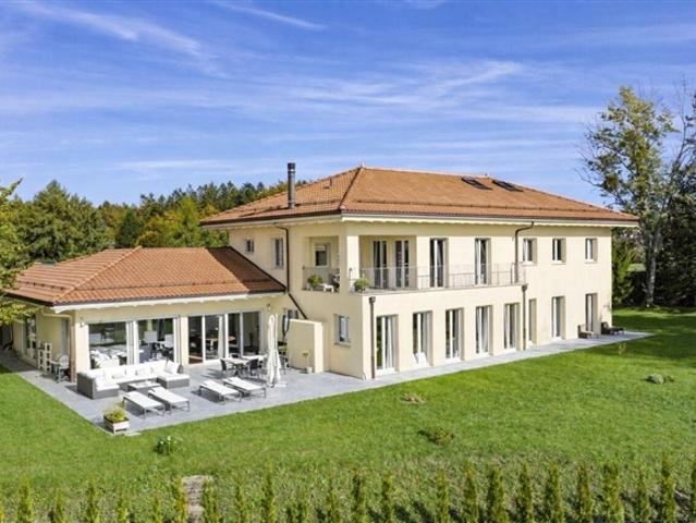 Elegantes Familienanwesen, unbelästigt und mit Blick auf den See