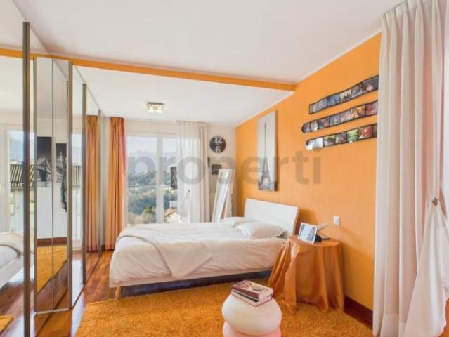 Elegantes freistehendes 6.5 Zimmer Haus mit Garten und freier Aussicht in Davesco Soragno