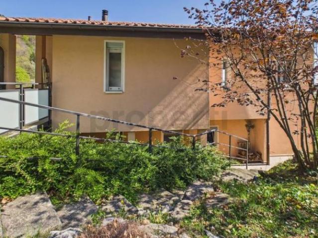 Elegantes freistehendes 6.5 Zimmer Haus mit grossem Garten und Parkplatz, Breggia