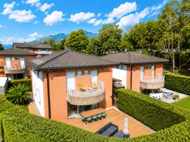 Elegantes Häuschen mit Garten, großer Terrasse und freiem Blick