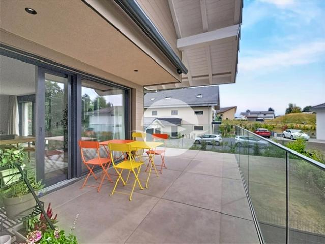 Elegantes modernes Triplex mit Balkon und privatem Garten