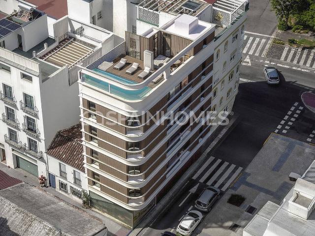Elegantes Pisos en Complejo con Piscina en Estepona