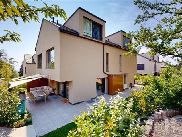 Elegantes Reihenhaus mit privatem Garten in Renens