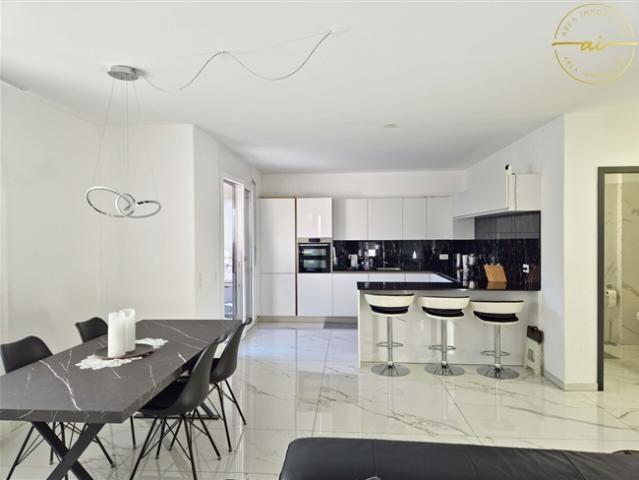 ELEGANTES UND HELLES 4.5 ZIMMIGES APARTMENT MIT PRIVATEM GARTEN