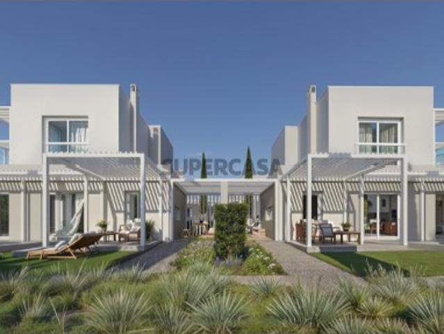 Elegantes villas de dois andares com piscinas privadas em um prestigiado resort de golfe
