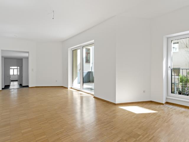 Eleganz im Altbau: Großzügiges Wohnen mit Balkon, Parkett & zwei Bädern