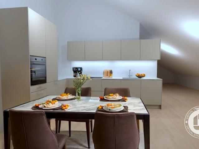 Eleganz trifft Ausblick – 3.5 Zimmer Dachwohnung mit besonderem Flair