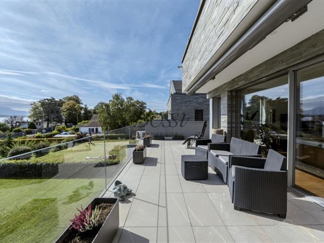 Eleganz, Volumen und Licht – Duplex mit Seeblick