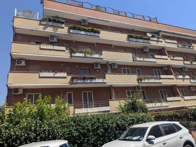 Eleganza e Comfort in Affitto Appartamento con giardino e garage – Via Enrico Besta, Baldo degli Ubaldi