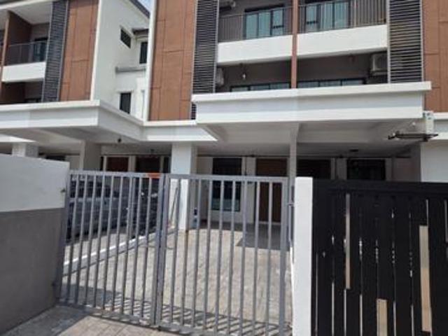 Elegan Townhouse Putra Perdana Puchong