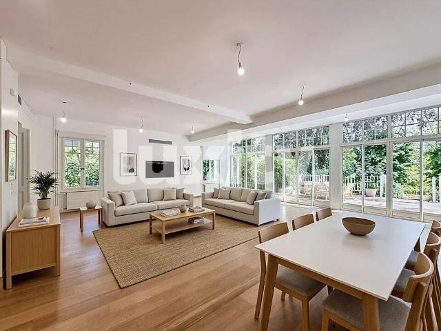 Elegance, volume and discretion in a privileged environment