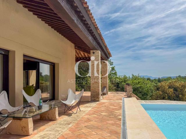 ELEGANCE ET PANORAMA VILLA DE PLAIN PIED PROCHE AIX EN P