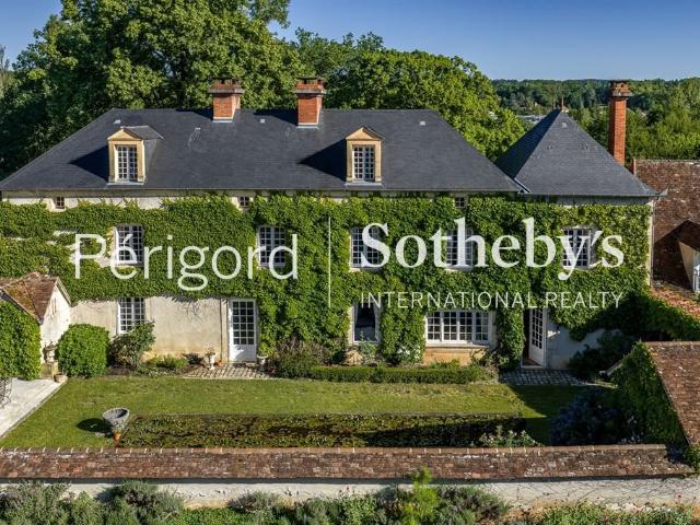 Élégance intemporelle au coeur du Périgord, prêt à s'envoler. 634m² Excideuil