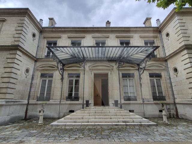 Elégance patrimoniale pour habitation de prestige ou profession libérale