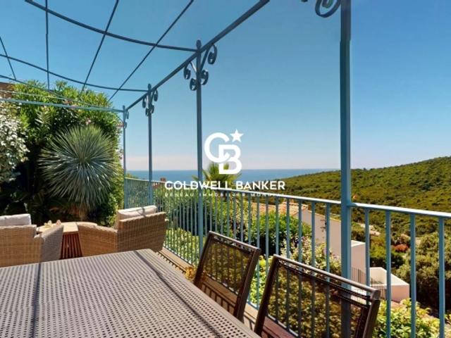 Élégance provençale avec vue mer, au cœur d'un domaine privé avec piscine