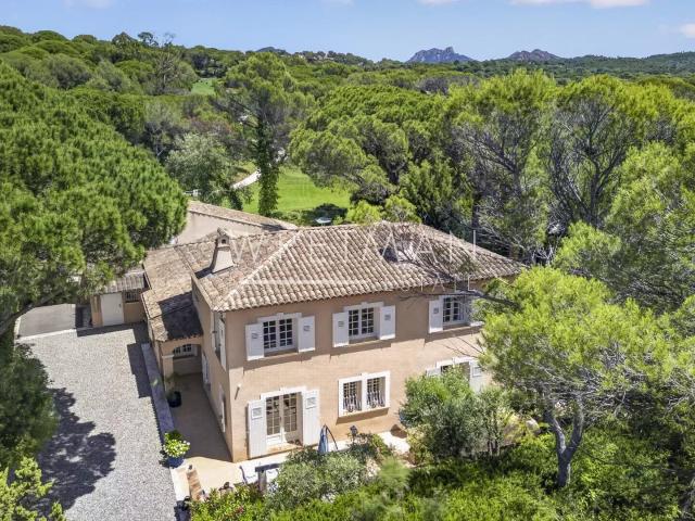 Élégance provençale avec vue sur les fairways de Golf de l'E. 275m² Saint Raphaël