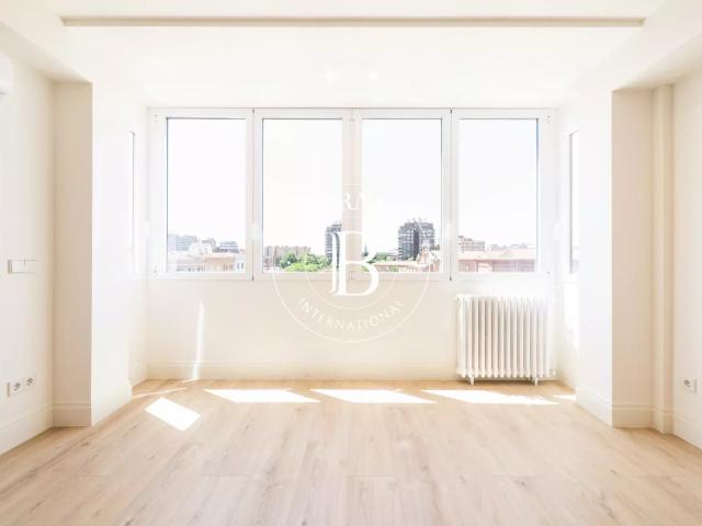 Elegancia contemporánea y luz natural en Jorge Juan 122m² Madrid