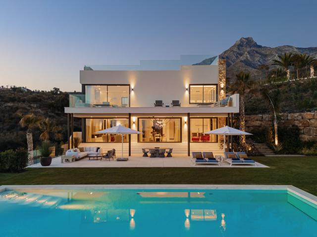 Elegancia Contemporánea y Vistas al Mar: Una Joya Exclusiva en Marbella Hill Club