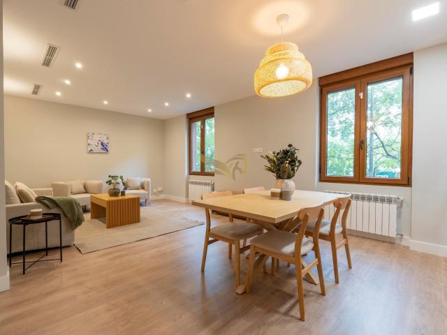 Elegancia contemporánea en una vivienda exterior en el Barrio de Salamanca