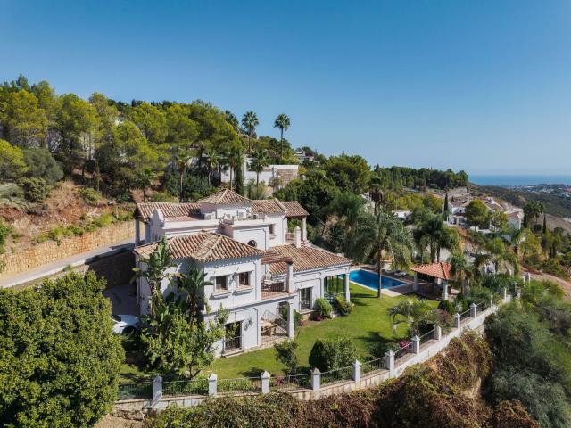 Elegancia andaluza atemporal con vistas panorámicas al mar en El Madroñal Benahavís