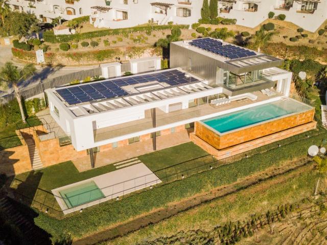 Elegancia arquitectónica con vistas a la costa mediterránea. 983m² Benahavís