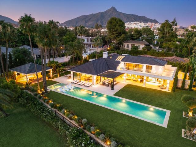 Elegancia de Golf en Primerísima Línea en Las Brisas Nueva. 2077m² Marbella