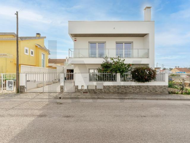 Elegância e Conforto – Moradia T4 com Jardim, Garagem e Sótão no Pinhal Conde da Cunha, Amora