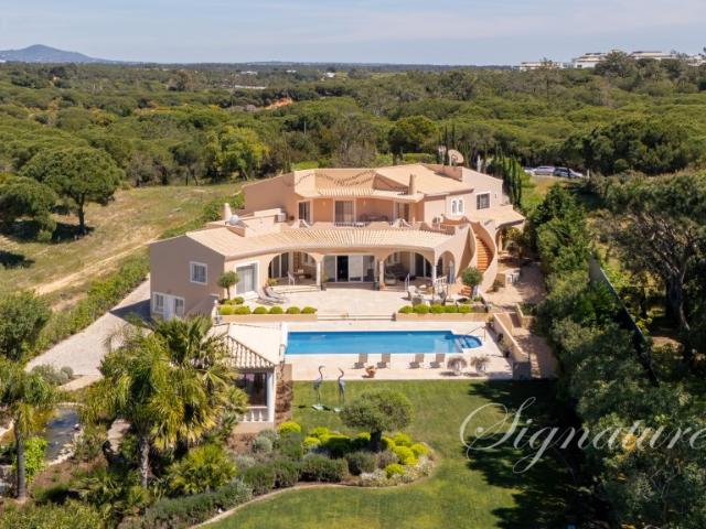 Elegância Intemporal Entre os Pinheiros: Uma Grande Quinta do Algarve em Valverde