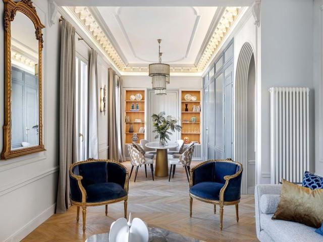 Elegancia, Luz y Distinción en el Corazón del Eixample – Exclusivo Ático Reformado en Finca Clásica