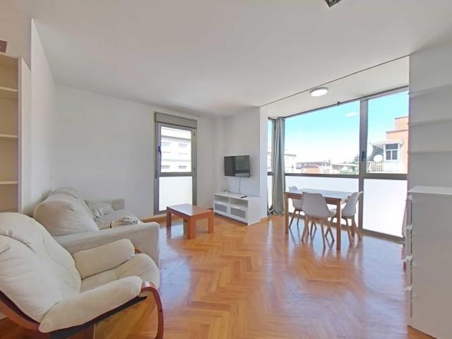 ¡Elegancia, luz y la máxima comodidad en Carabanchel! Acogedor apartamento exterior con plaza de garaje y piscina ✨‍♂️