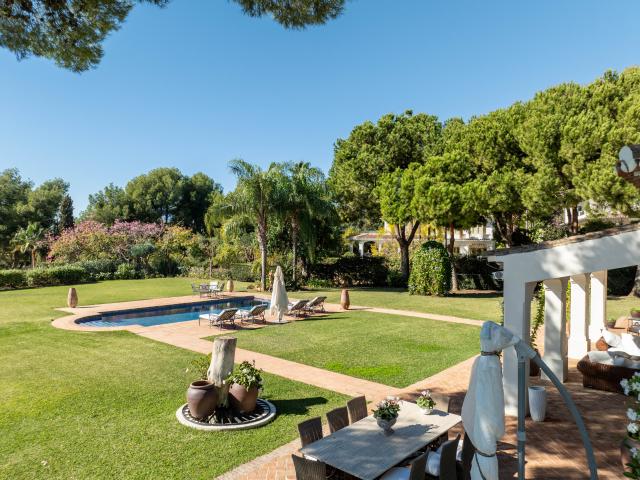 Elegancia Mediterránea Atemporal en Altos Reales – La Joya Oculta del Lujo en Marbella