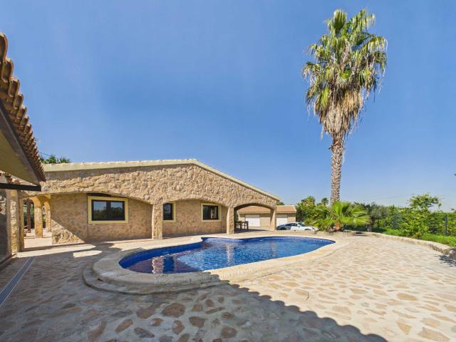 Elegancia mediterránea, total privacidad y más de 7.000 m² de jardines convierten esta villa en un refugio excepcional en San Miguel de Salinas