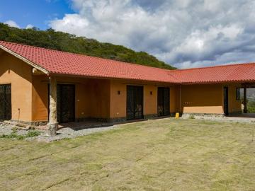 Elegancia Rústica y Confort Moderno en un Refugio Natural de 5000 m2