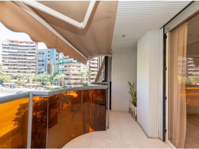 Elegancia y amplitud en el corazón de Alicante: Plaza de los Luceros