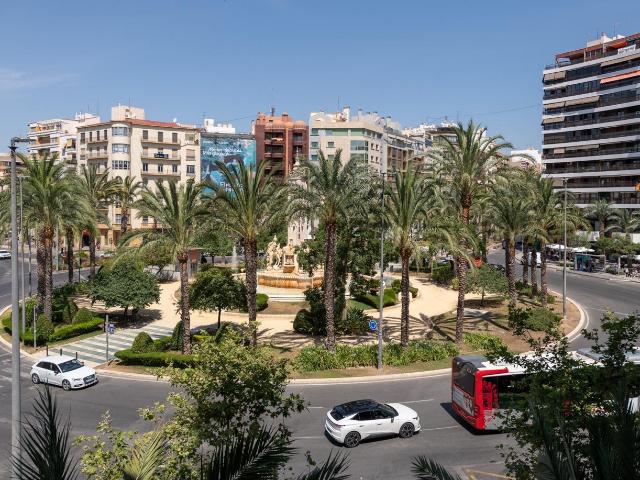 Elegancia y amplitud en el corazón de Alicante: Plaza de los Luceros