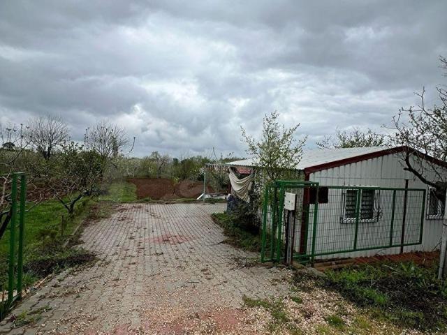 ELEKTRİK SU VE YAPI KAYIT BELGELİ EVİ OLAN 900 M2 YOLA CEPHE BAHÇE !
