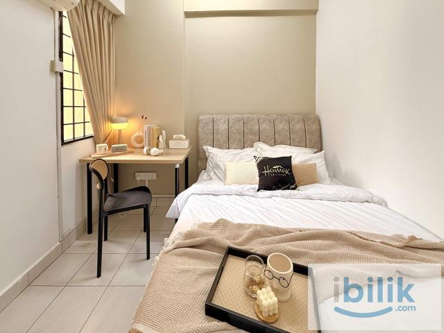 Elite highway accessible premium queen room in puchong!