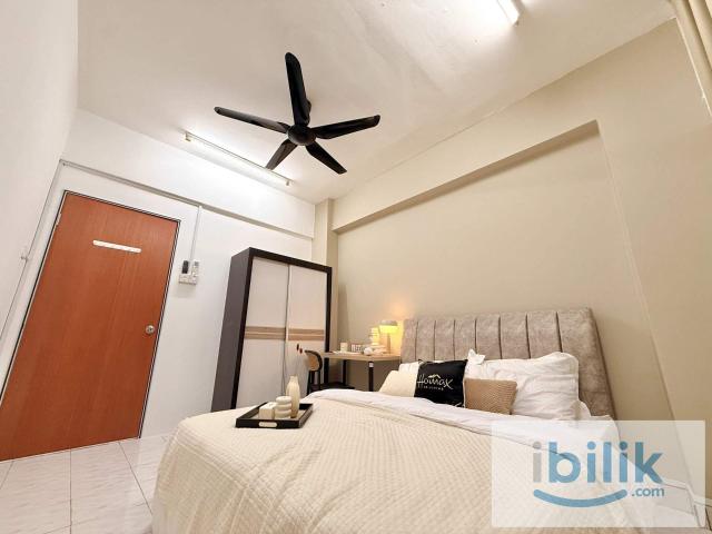 Elite highway accessible premium queen room in puchong!