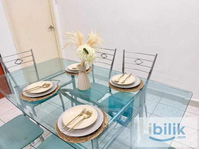 Elite highway accessible premium queen room in puchong!