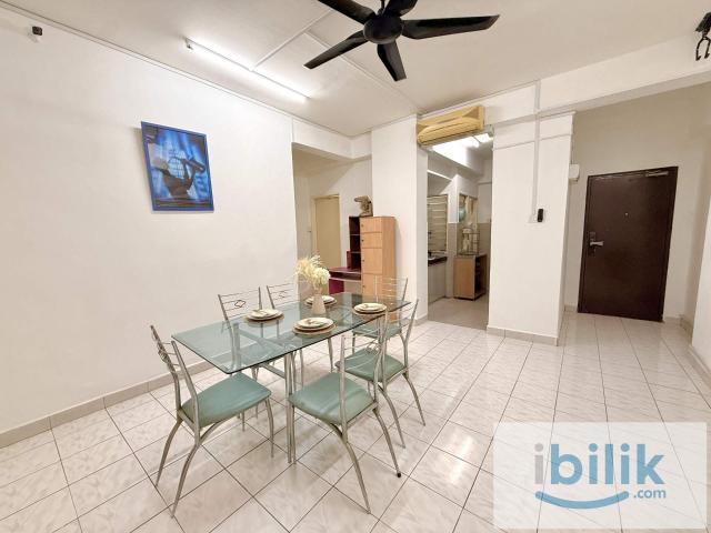 Elite highway accessible premium queen room in puchong!