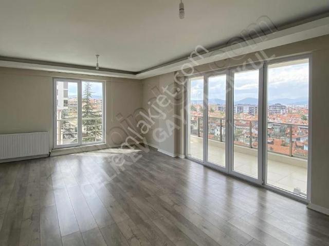 Çelikev Gayrimenkul'den Isparta Manzaralı 167m2 Arakat 3+1 Daire
