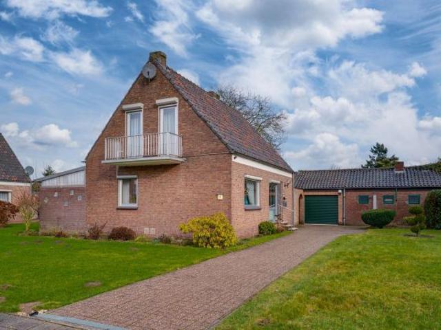 Elten: Gepflegtes freistehendes Einfamilienhaus mit großem Grundstück