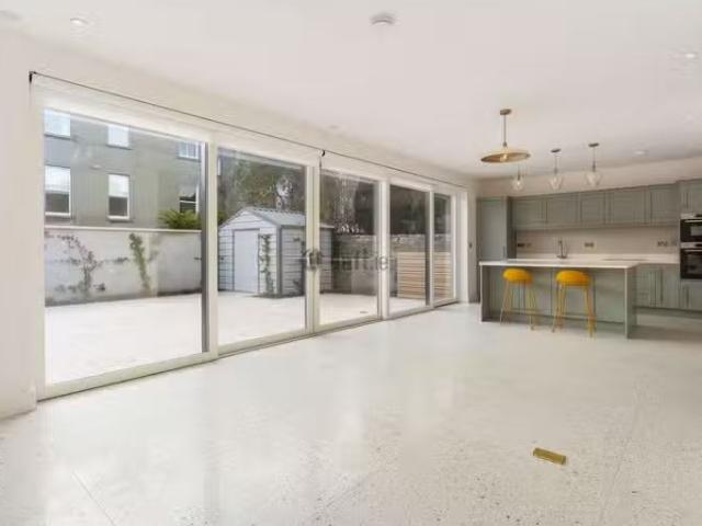 Elton Mews, Elton Court, Sandycove, Co. Dublin is for rent