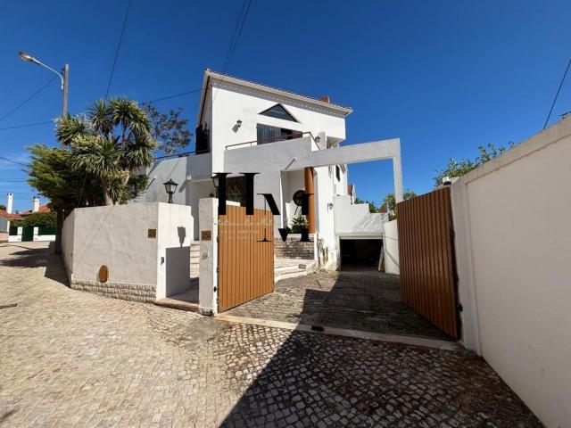 Em Tires, numa zona residencial calma e consolidada de São D. 395m² Cascais e Estoril