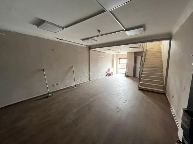 Em Of Emlak'tan Giriş Katta Masrafsız 100m² Camlı Kiralık İşyeri