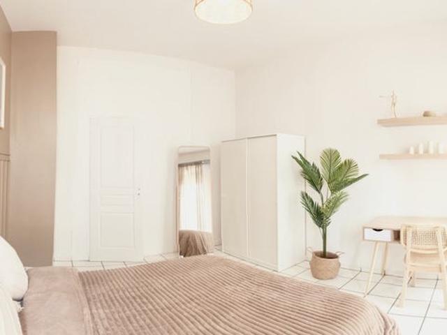 Emménage dans cette lumineuse chambre de 14 m² en