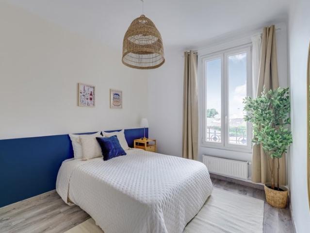Emménage dans une chambre moderne